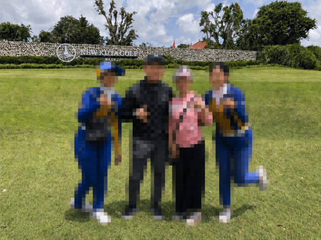 ニュークタ・ゴルフでキャディさんと記念撮影(バリ島ゴルフの思い出)