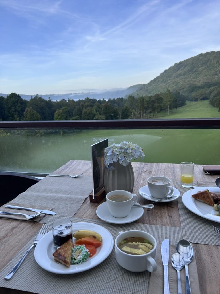 バリ島ハンダラのゴルフコースを望むレストランでの朝食。緑のコースと山並みの眺め