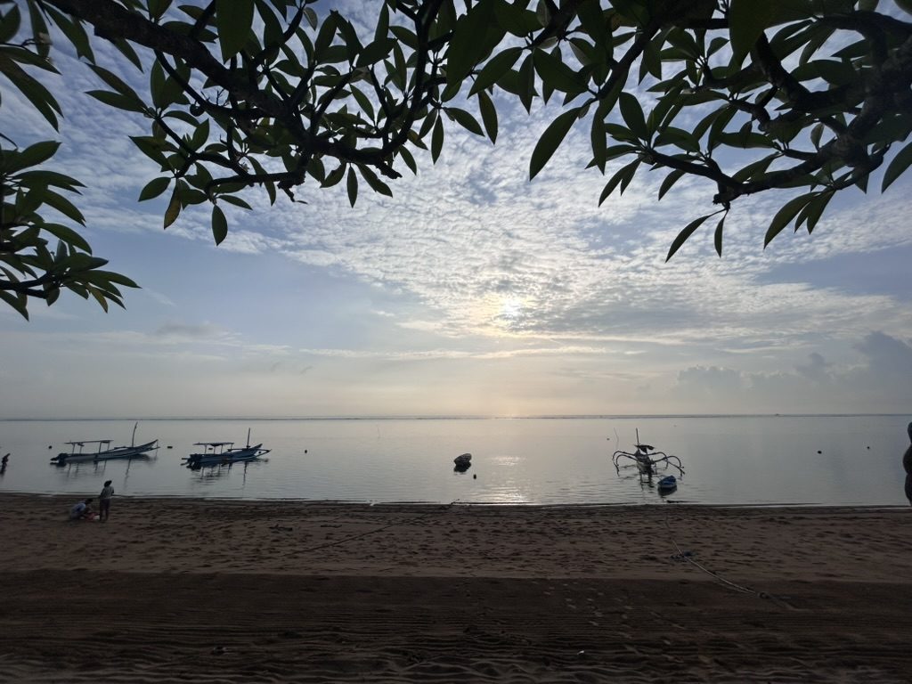 サヌールビーチの朝の海と空(バリ島)