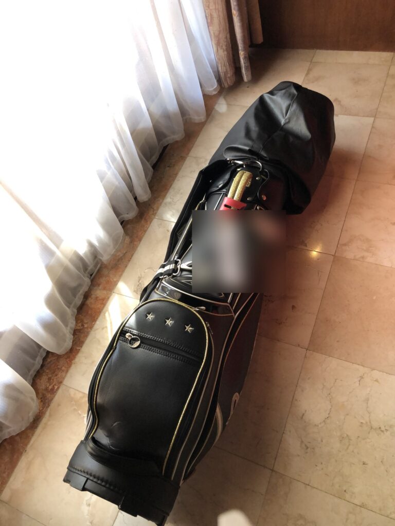 ホテルに届いたゴルフバッグ。カバーだけが紛失していた状態