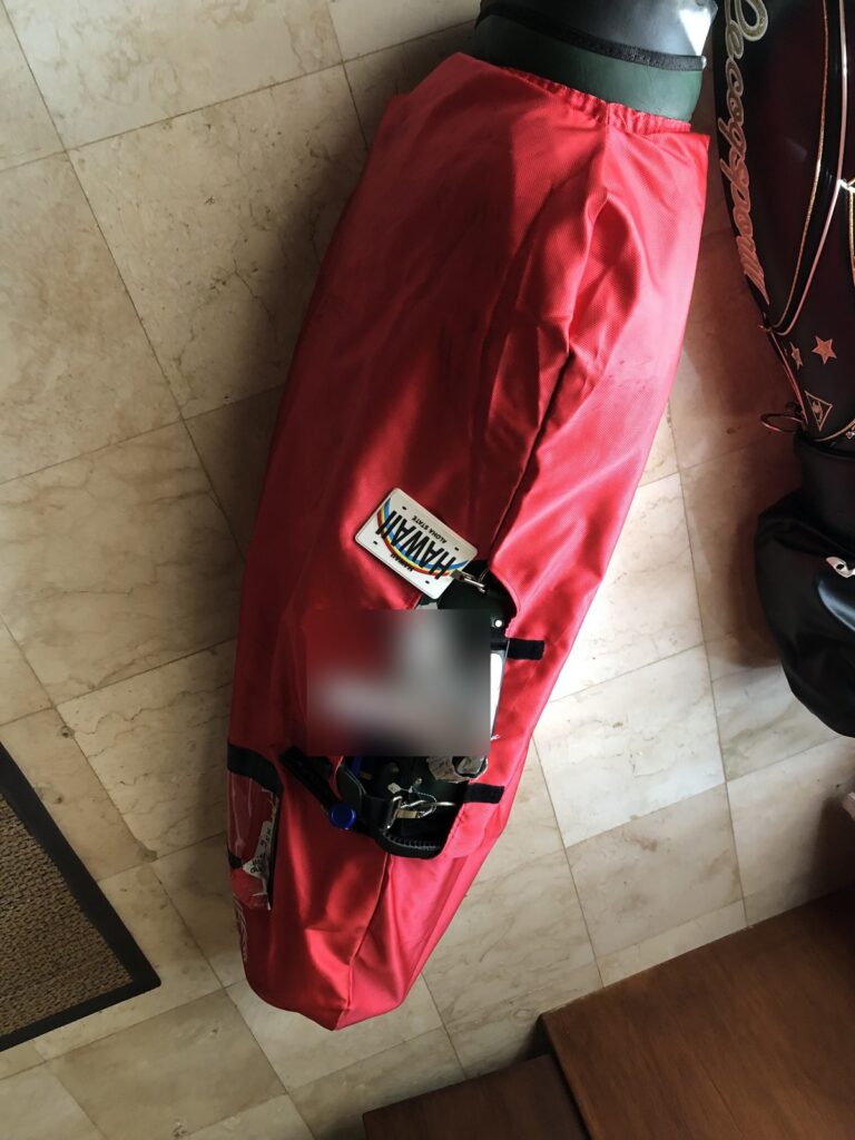 ホテルに届いたカバー付きのゴルフバッグ