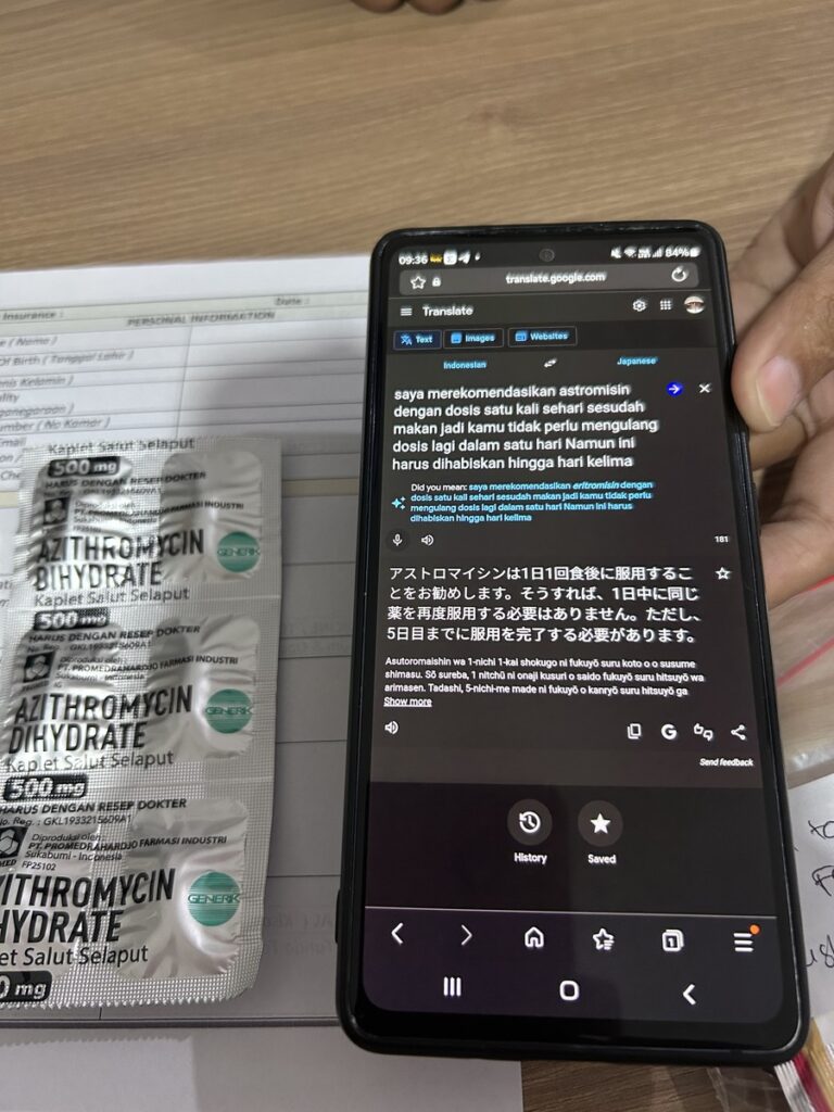 Google翻訳を使って医師から処方薬の説明を受ける様子