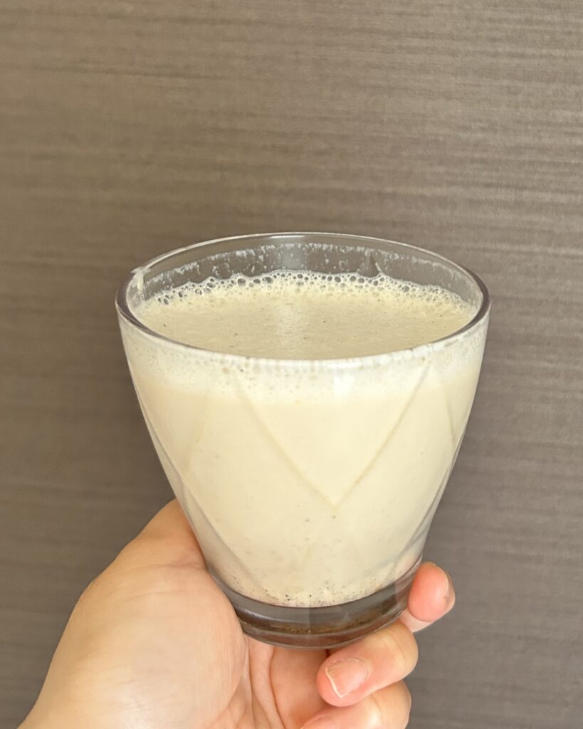 調整豆乳で割ったきなこ味のプロテイン。シェーカーで混ぜたお気に入りの一杯