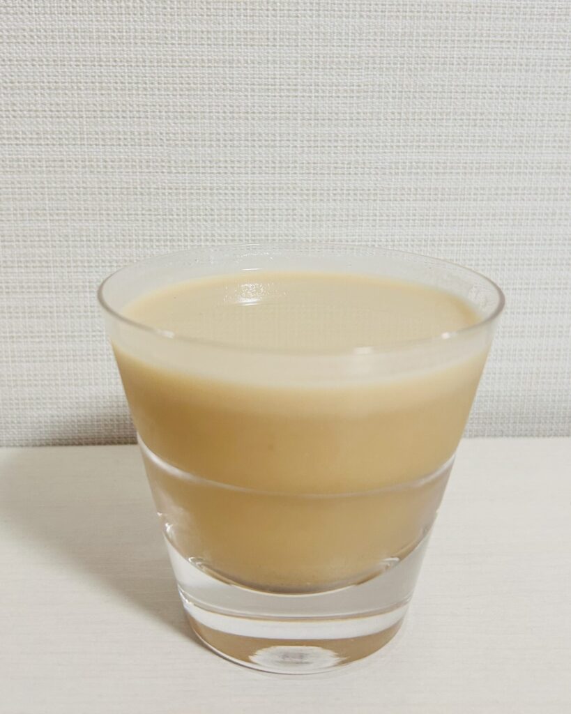 水で割ったきなこ味のプロテイン。スプーンで混ぜたもの