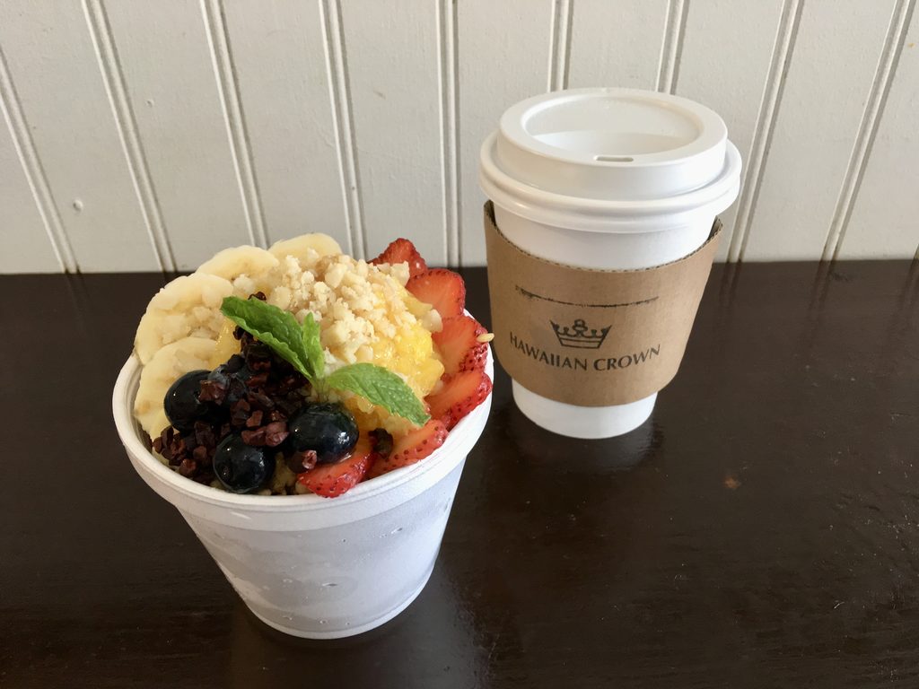 ハワイアンクラウンのアサイーボウルと、コーヒー