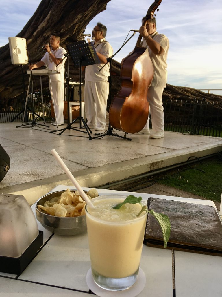生演奏を聴きながら過ごす、夕方のドリンクタイム