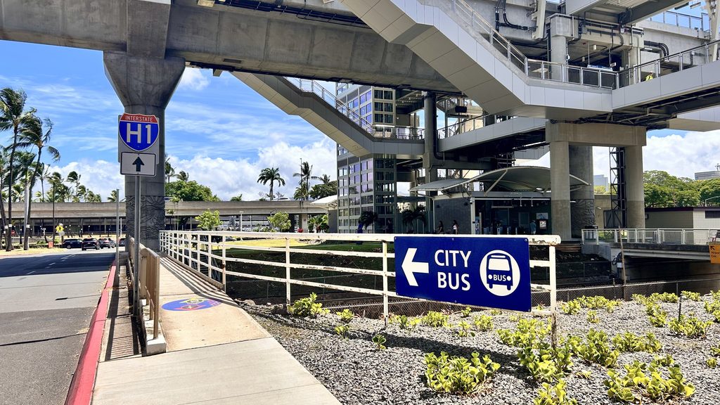 空港の「CITY BUS →」の案内標識。この先にワイキキ行きのWラインのバス停があります