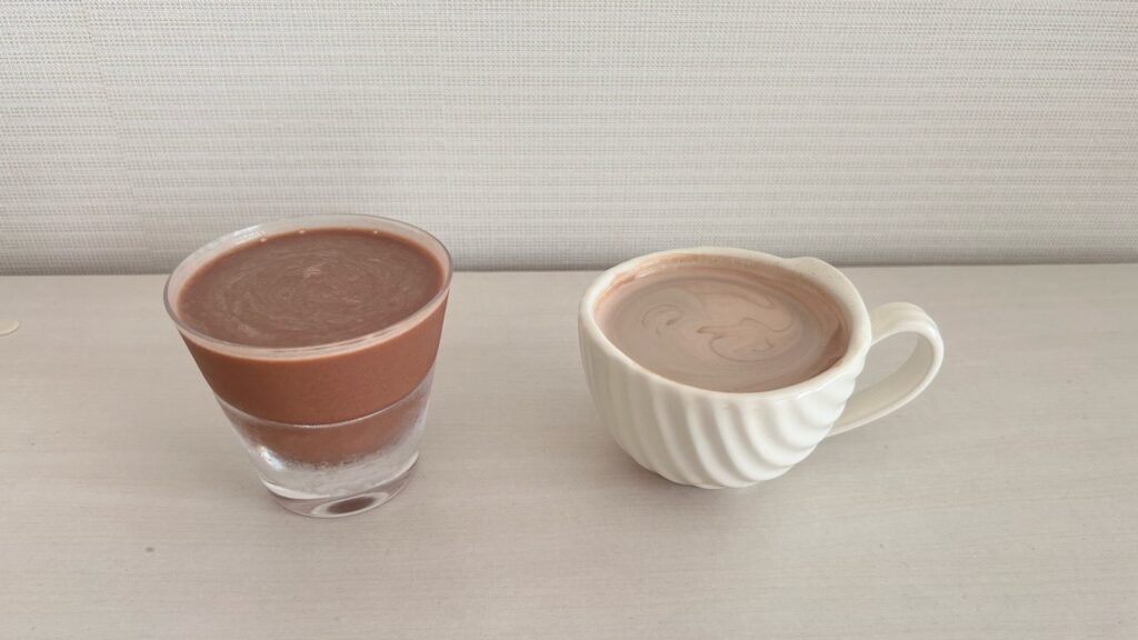 美容プロテインのチョコレート味を、冷たい水割りと温めたもので比べた写真