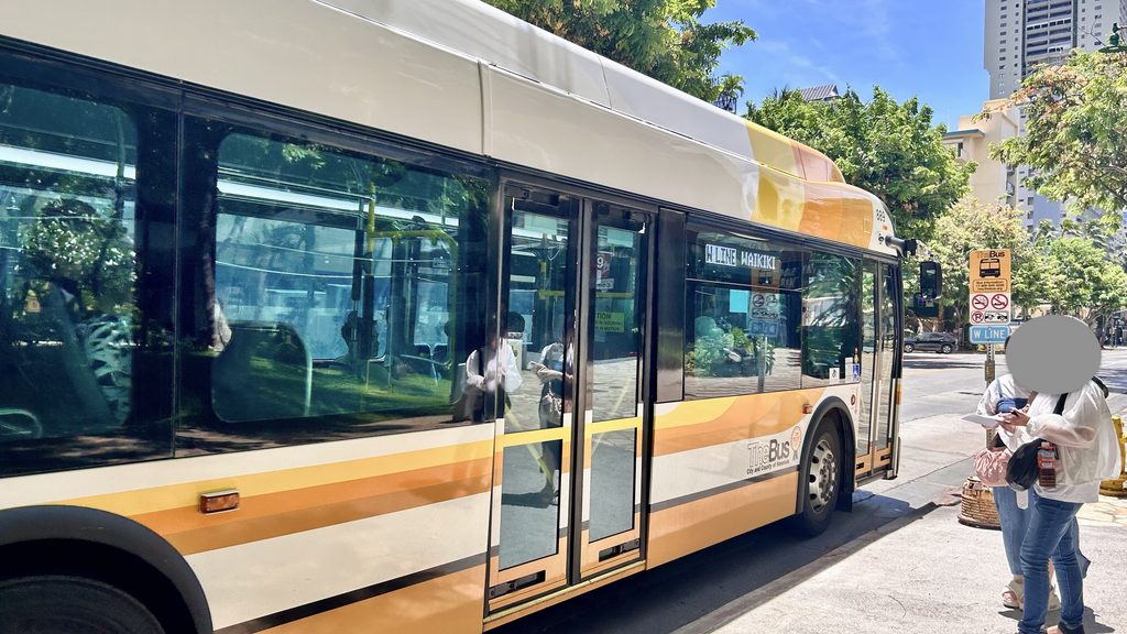 ワイキキ行きのWラインのバス。行き先表示に「W LINE WAIKIKI」と表示されている