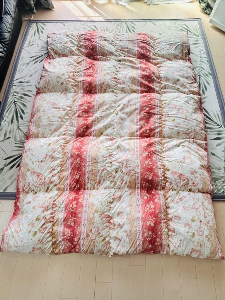 クリーニングから1年後の羽毛布団を広げたところ