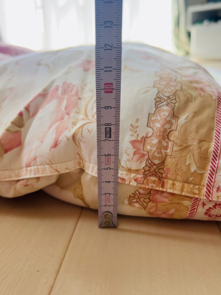 羽毛布団の厚みをメジャーで測ったところ（約12cm）