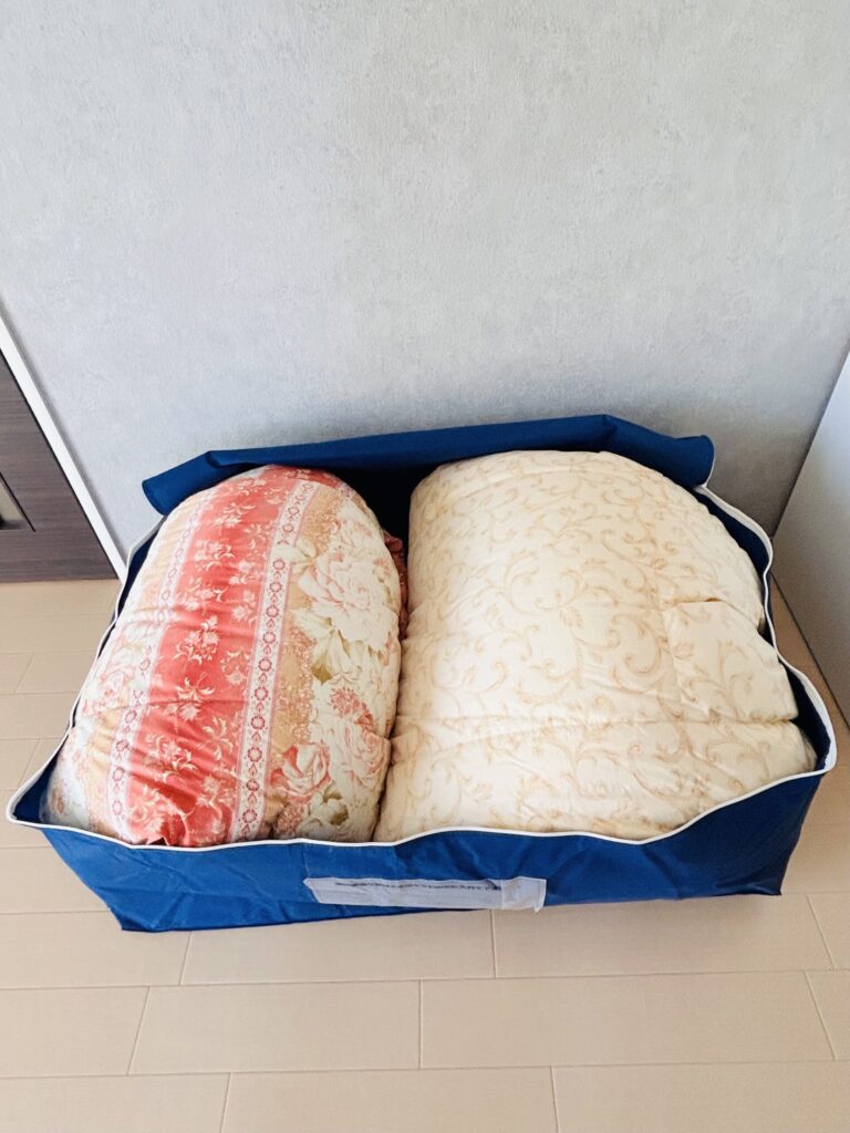 リナビスのバッグに丸めて入れた羽毛布団2枚