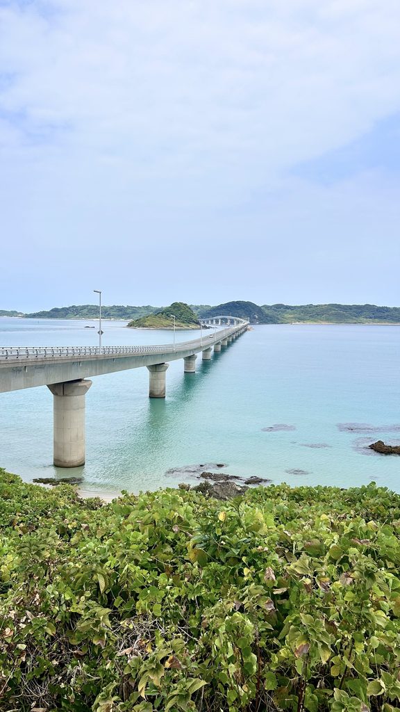 横断歩道の手前から見た角島大橋