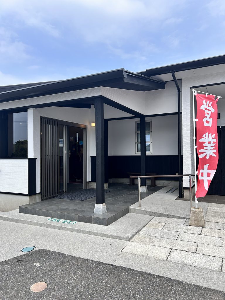 瓦そばたかせ角島岬店の入り口。正面の段差と手すり、右側のスロープ