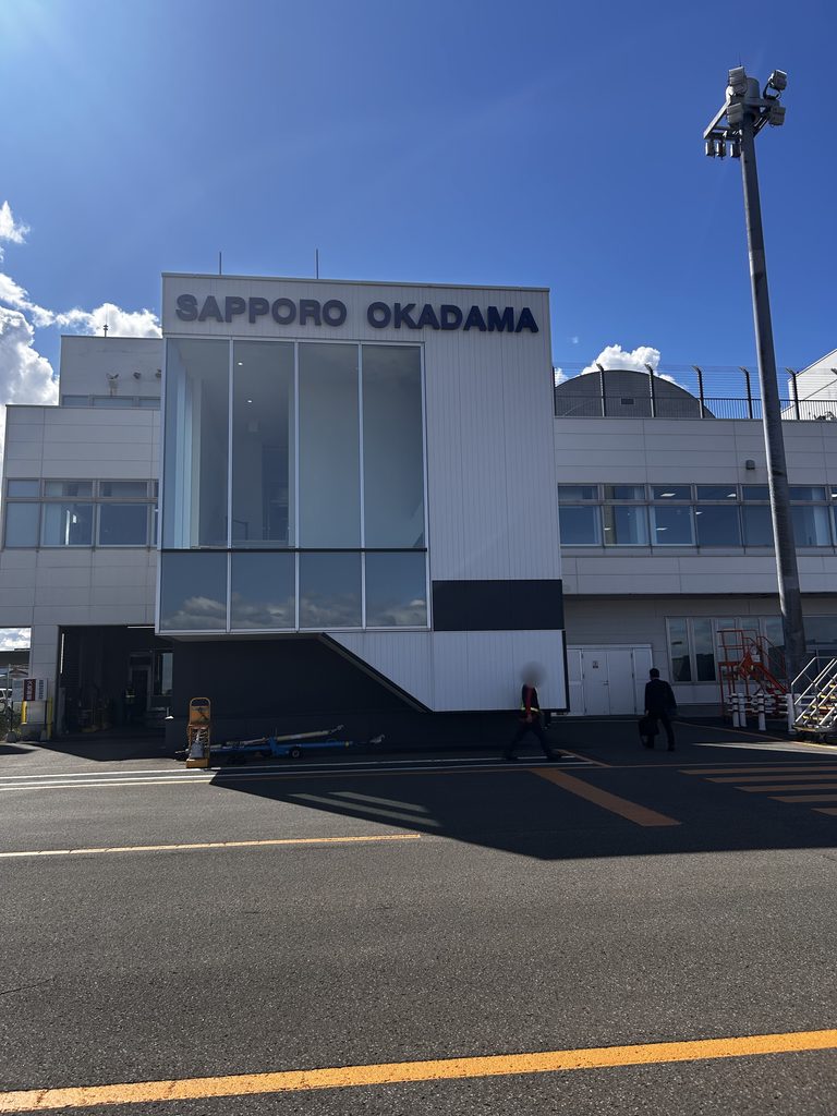丘珠空港のターミナルの外観。建物に「SAPPORO OKADAMA」の文字