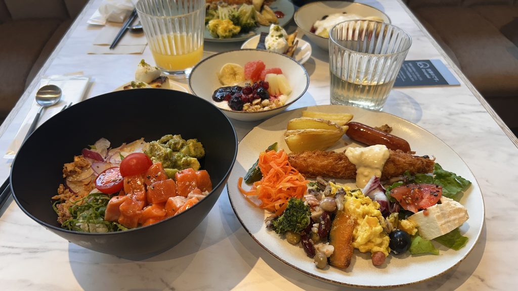 東急ステイ札幌の朝食。サーモンのボウルと、ビュッフェで取ったおかず、ヨーグルトのお皿が並んでいる