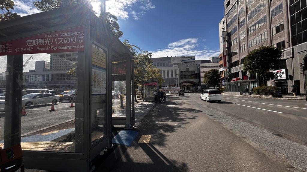 札幌駅前の「定期観光バスのりば」の標識のあるバス停