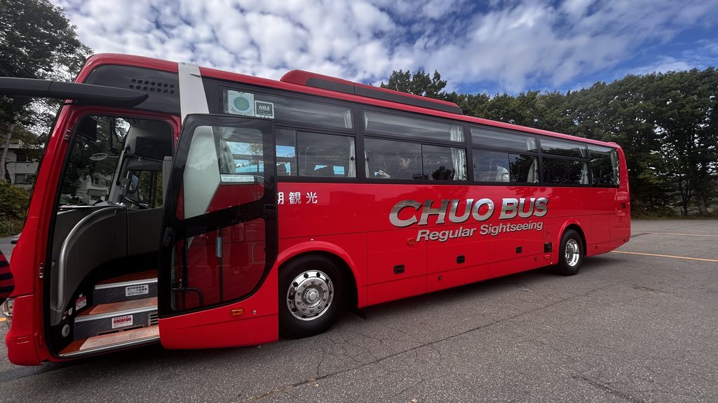 北海道中央バスの赤い定期観光バス。車体に「CHUO BUS Regular Sightseeing」と書かれている