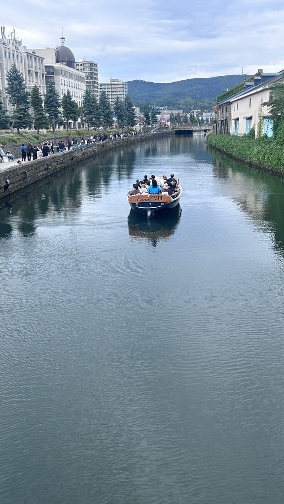 小樽運河を進む観光の小舟