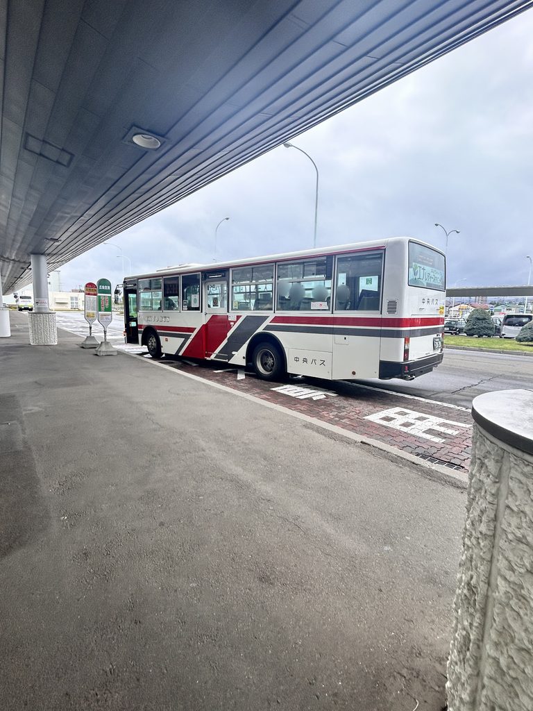 栄町駅のバス乗り場に止まる、北海道中央バスの路線バス