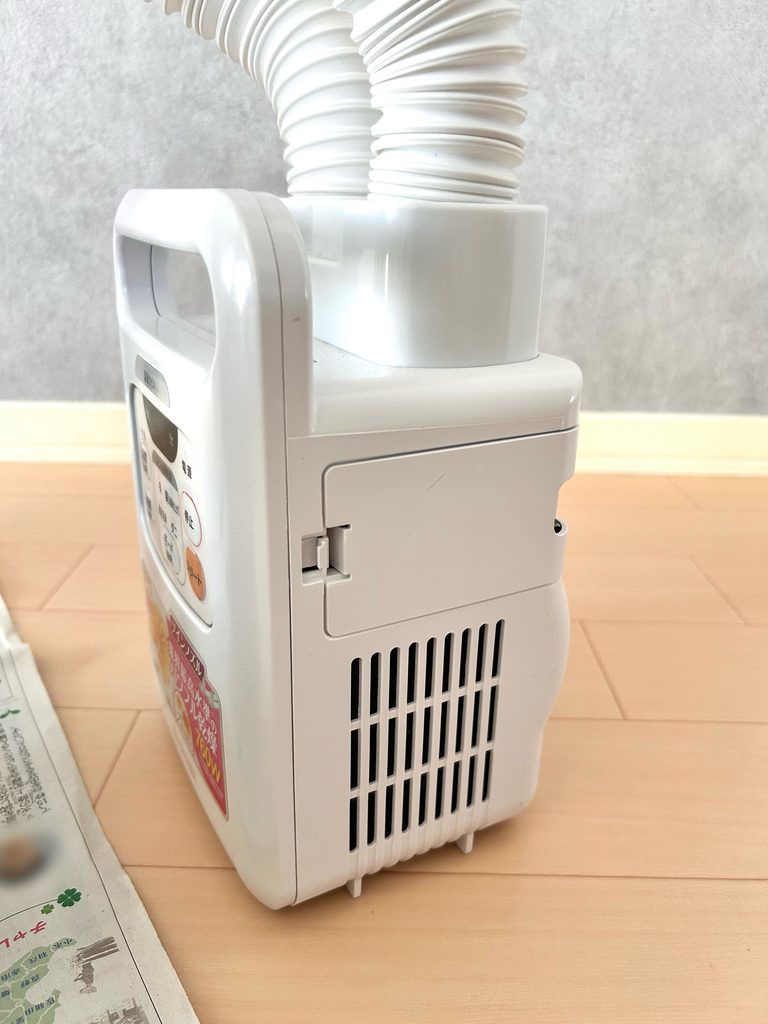 アイリスオーヤマの布団乾燥機のコード収納部のふたを閉じたところ